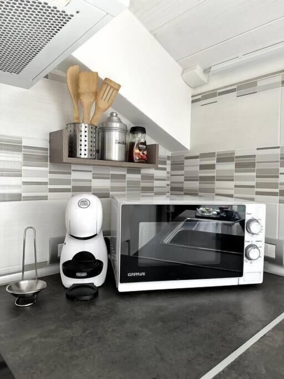 City Apartment | Microwave