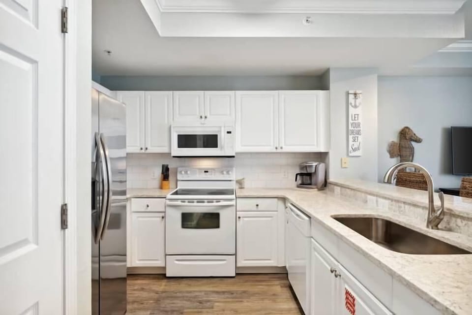 Condo, 1 King Bed with Sofa bed (Tidewater 1406) | Private kitchen | Oven, toaster