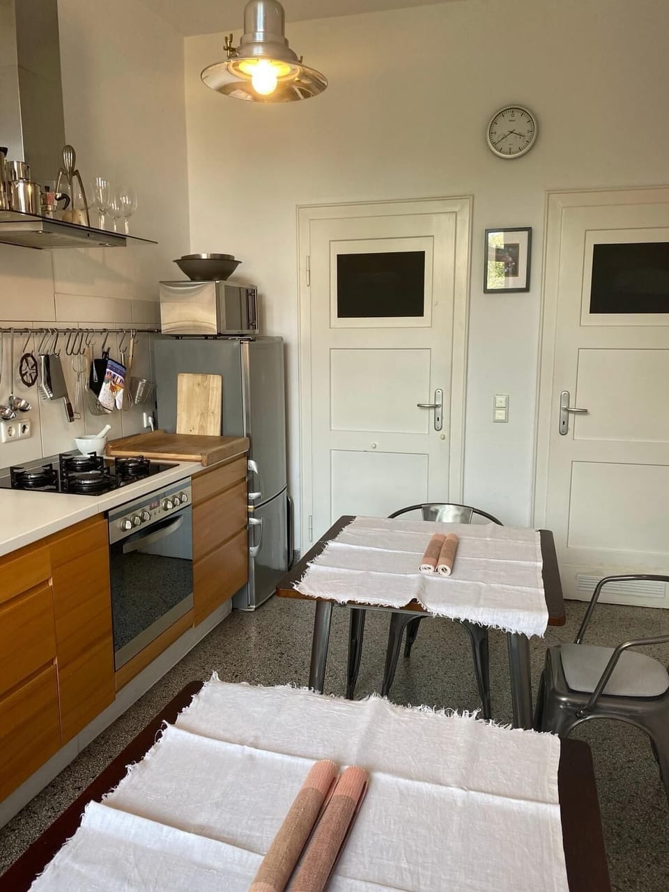 Full-size fridge, stovetop, cookware/dishes/utensils