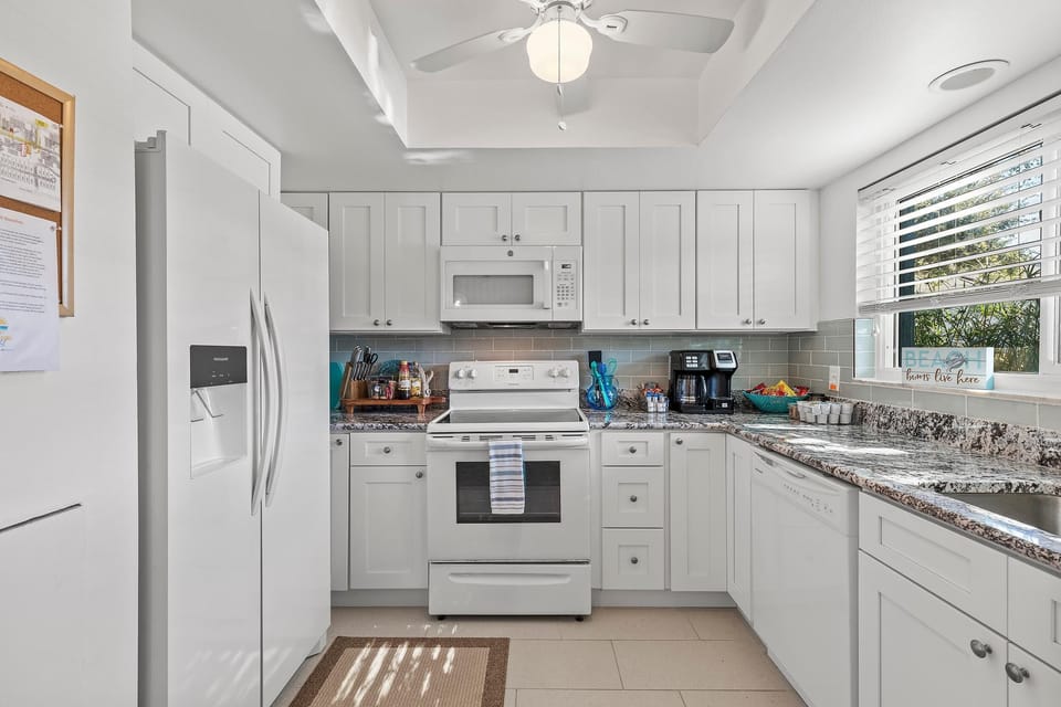 Condo, 1 Queen Bed with Sofa bed (Sea Woods 146) | Private kitchen | Oven, toaster