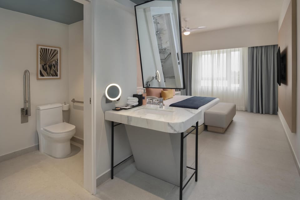 Room, 1 King Bed | Bathroom | Shower, hair dryer, bidet, towels