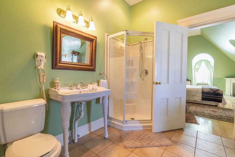 Luxury Room (located on the third floor) | Bathroom | Free toiletries, hair dryer, bathrobes, towels