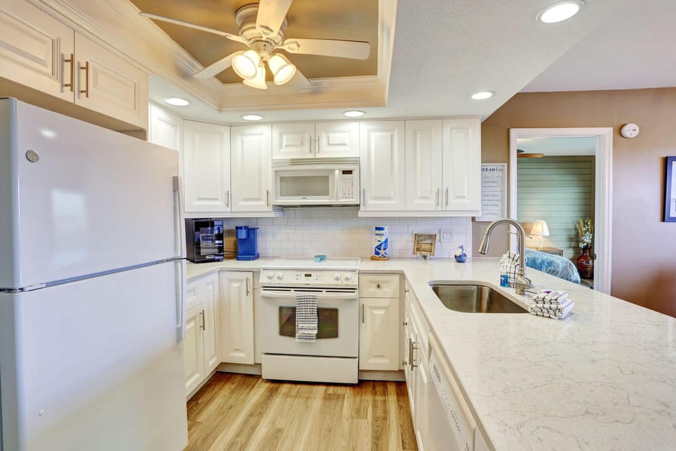 Condo, Multiple Beds (Bayshore Yacht & Tennis 806) | Private kitchen | Oven, toaster