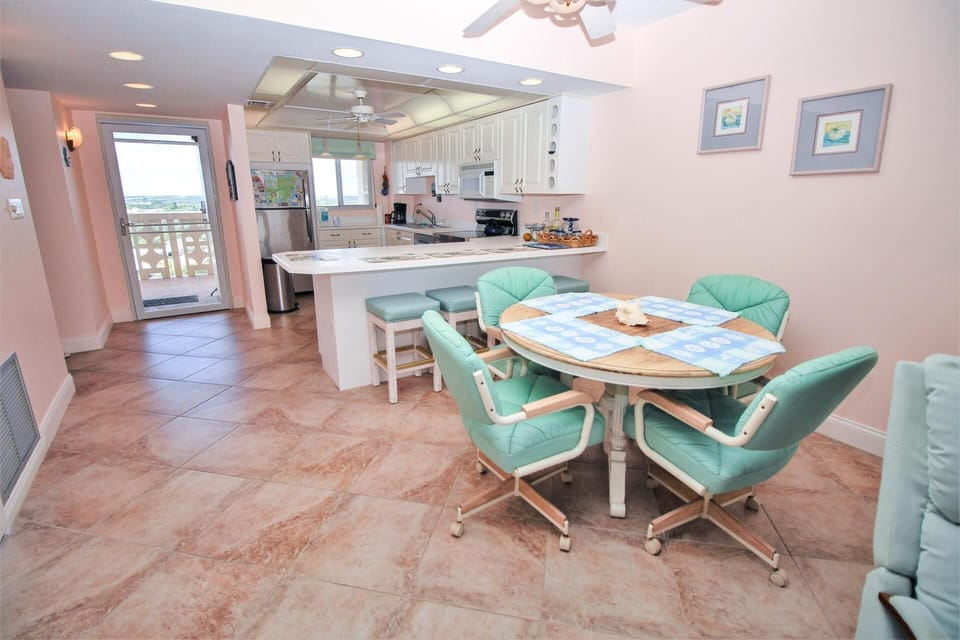 Condo, 1 King Bed with Sofa bed (Golden Arms 803) | Dining