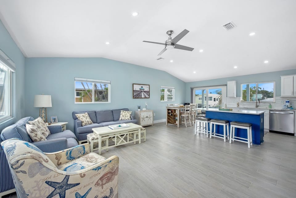 House, Multiple Beds (Upper Deck) | Living area