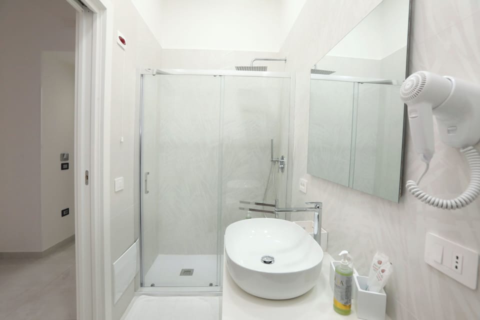 Vomero Room | Bathroom | Hair dryer, bidet, towels, soap