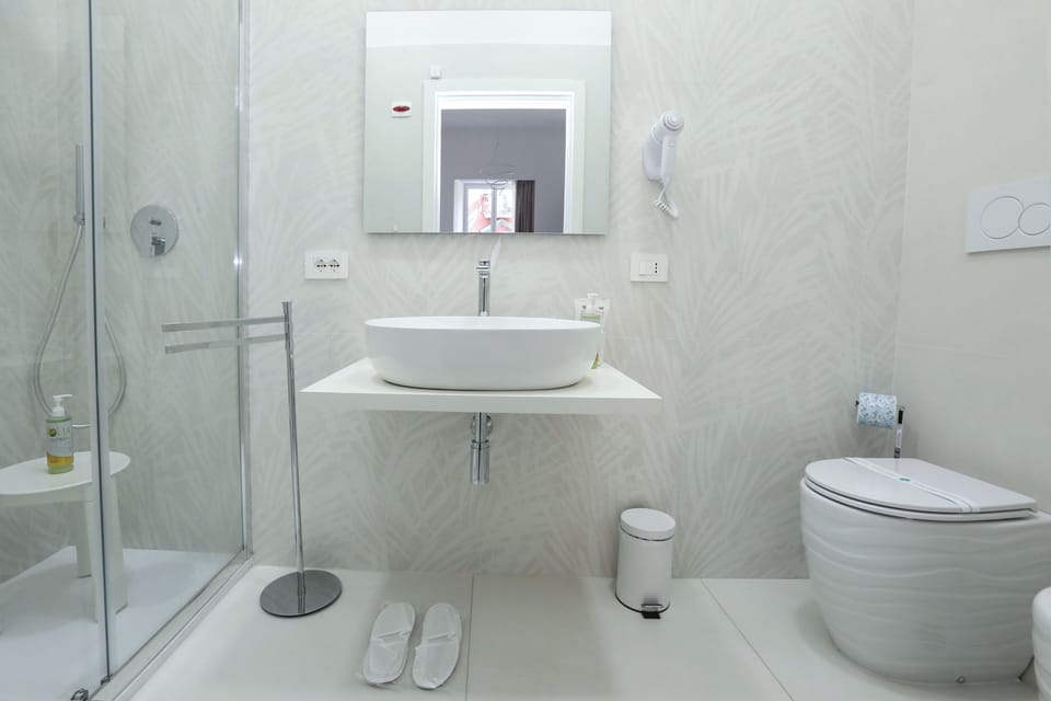 Vomero Room | Bathroom | Hair dryer, bidet, towels, soap