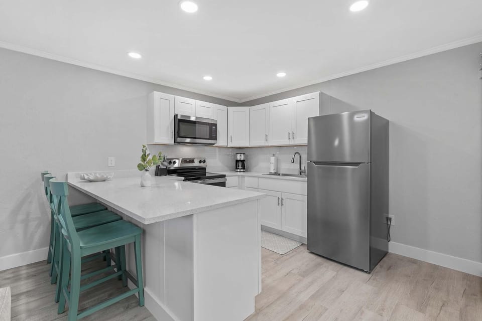 Condo, 1 Queen Bed with Sofa bed (Flagler Suites 1) | Private kitchen | Oven, toaster