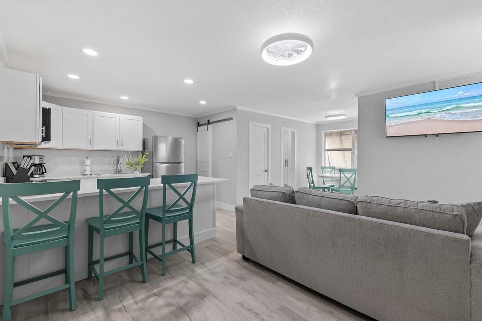 Condo, 1 Queen Bed with Sofa bed (Flagler Suites 1) | Interior