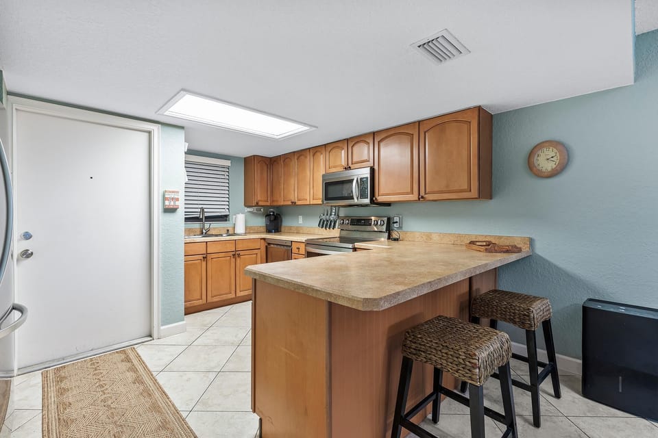 Condo, 1 King Bed with Sofa bed (Ocean Reef Villas 207) | Private kitchen | Oven, toaster