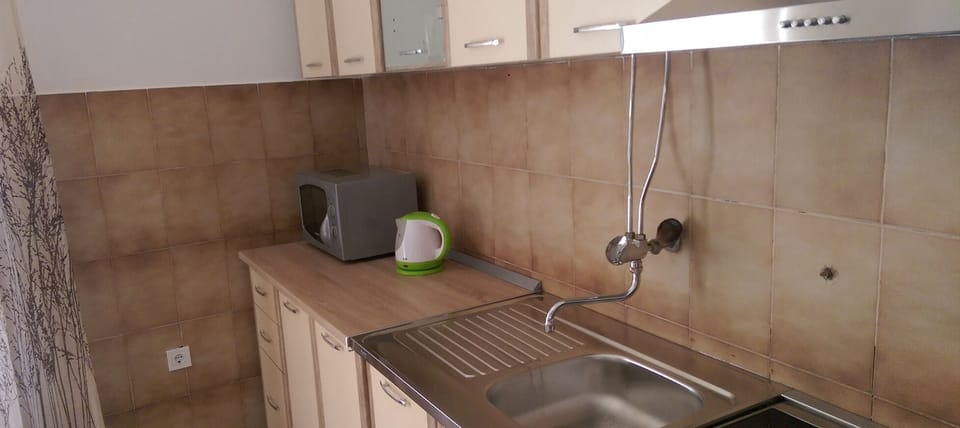 Classic Apartment, Sea View | Private kitchen