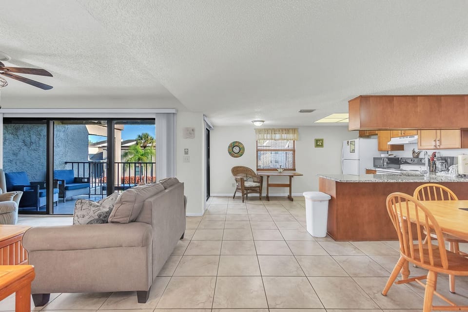 Condo, 1 King Bed (Sea Club #6 - Footprints in the Sand) | Living area