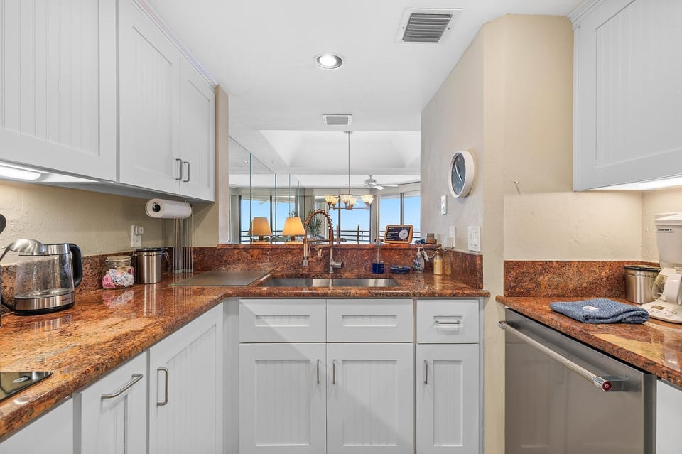 Condo, Multiple Beds (Ebb Tide 806) | Private kitchen | Oven, coffee/tea maker, toaster, blender