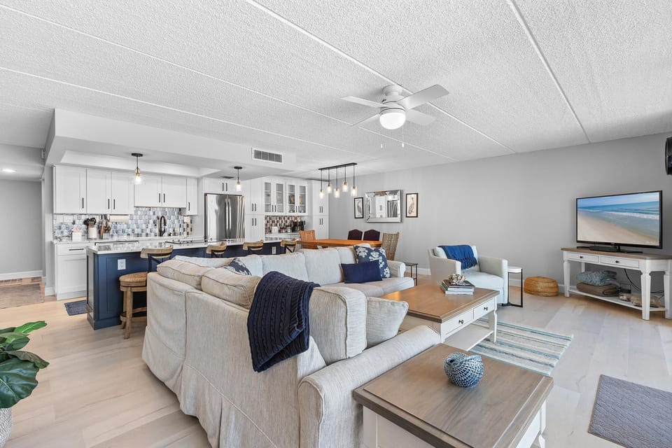Condo, 1 King Bed with Sofa bed (Pelican C402) | Living area
