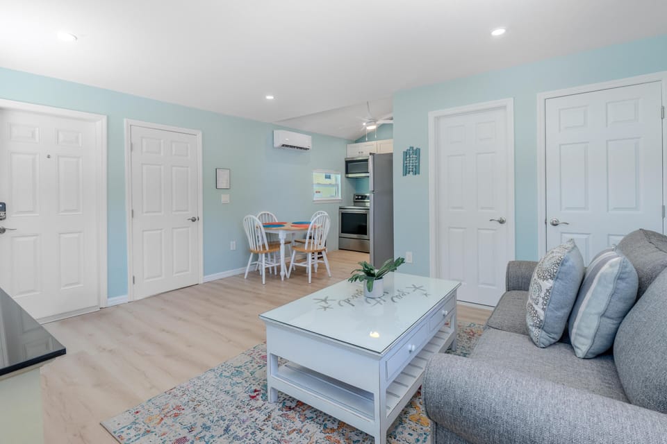 House, 1 King Bed with Sofa bed (Island Paradise Cottage) | Living area