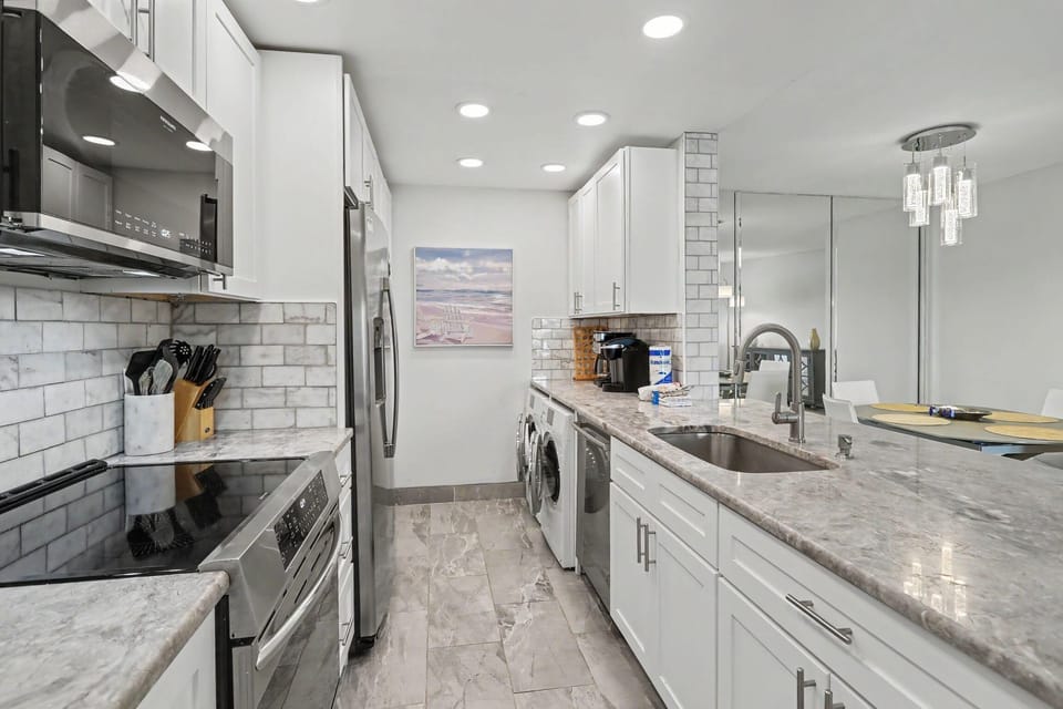 Condo, 1 King Bed with Sofa bed (Land's End 1-206 Bay Front-Premier) | Private kitchen | Oven, toaster