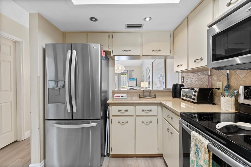 House, 1 Queen Bed with Sofa bed (Sea Mist Getaway) | Private kitchen | Oven, coffee/tea maker, toaster, blender