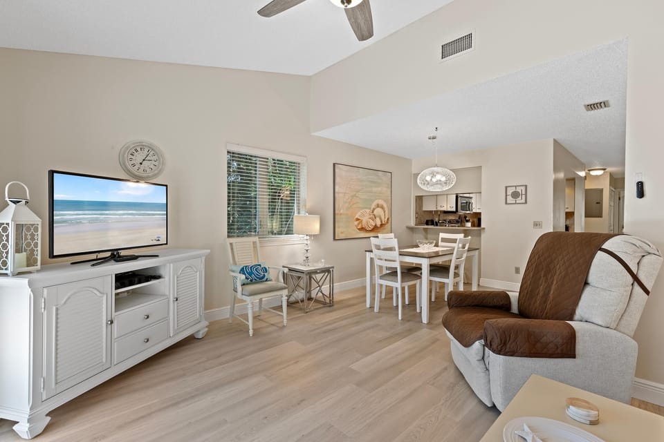 House, 1 Queen Bed with Sofa bed (Sea Mist Getaway) | Living area | TV