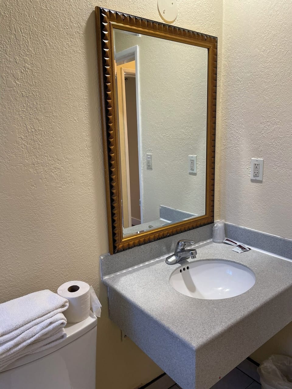 Standard Suite, Non Smoking | Bathroom | Soap, shampoo, toilet paper