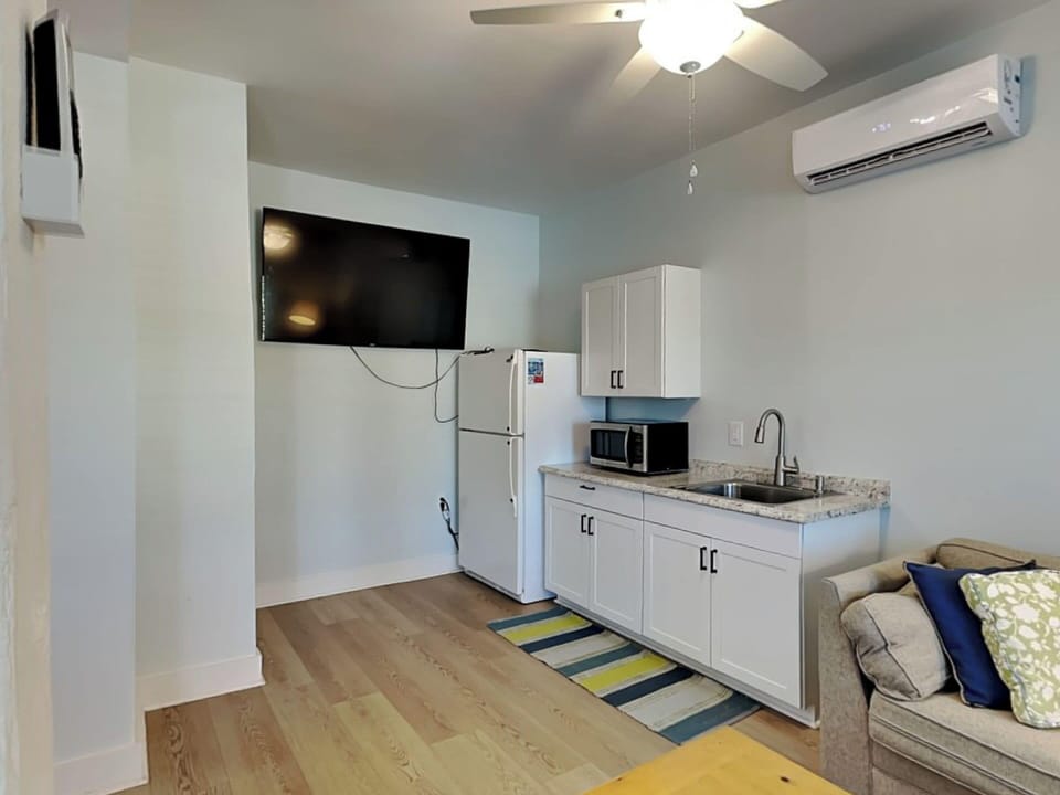 Studio (Multiple Bedrooms) | Property amenity