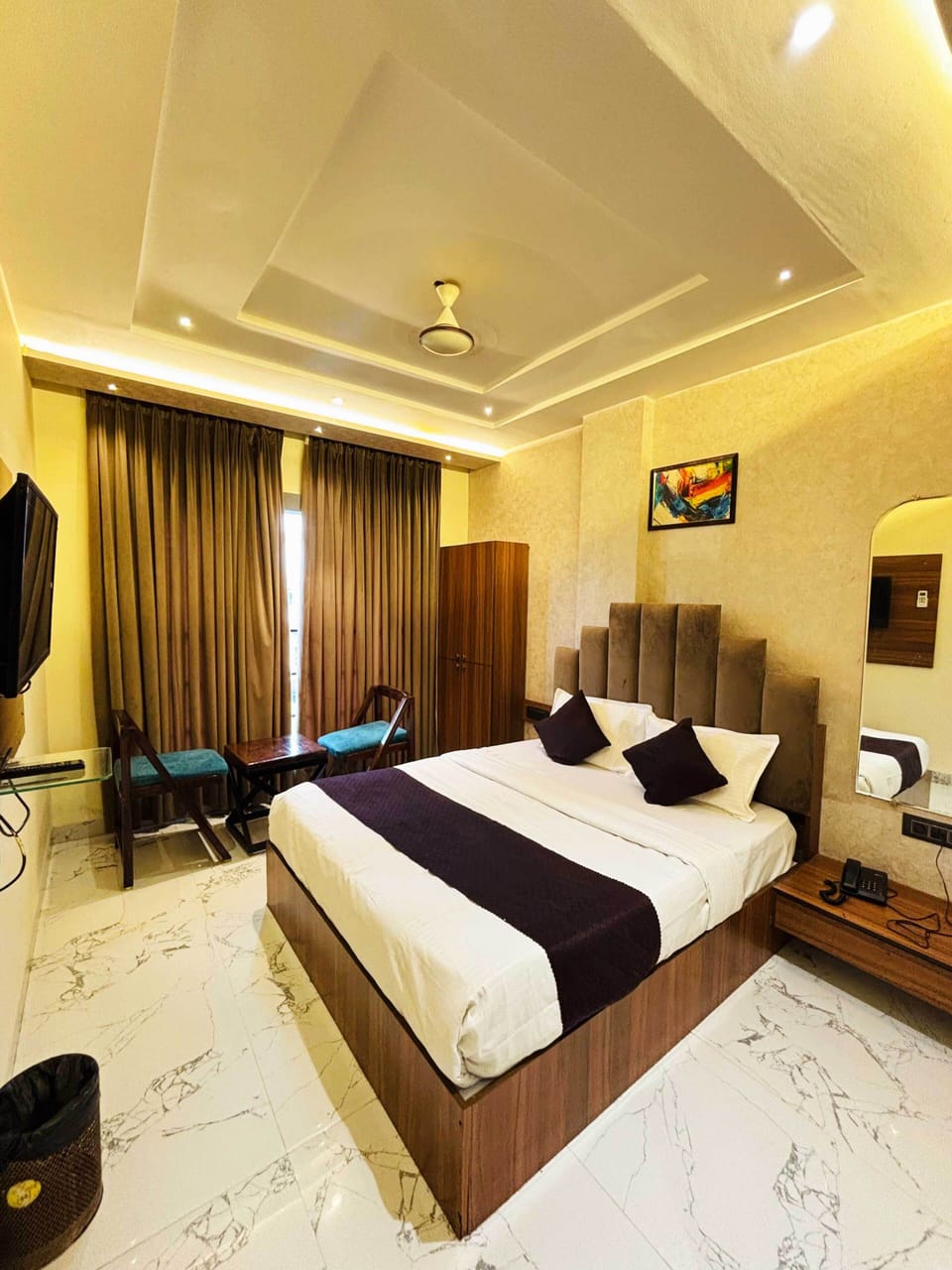 Executive Room | Desk, laptop workspace, WiFi (free)