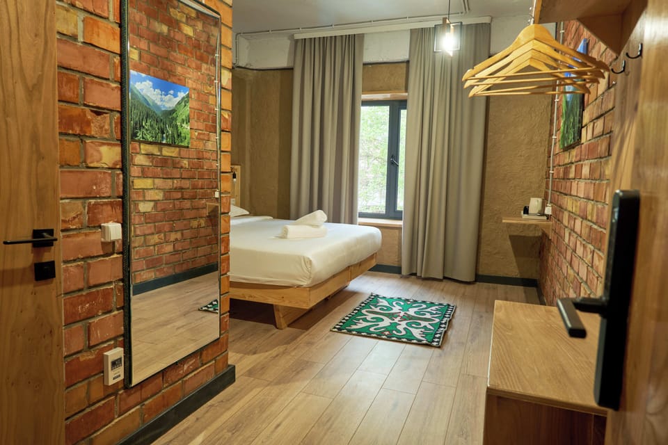 Double Room | Laptop workspace, soundproofing, free WiFi, bed sheets