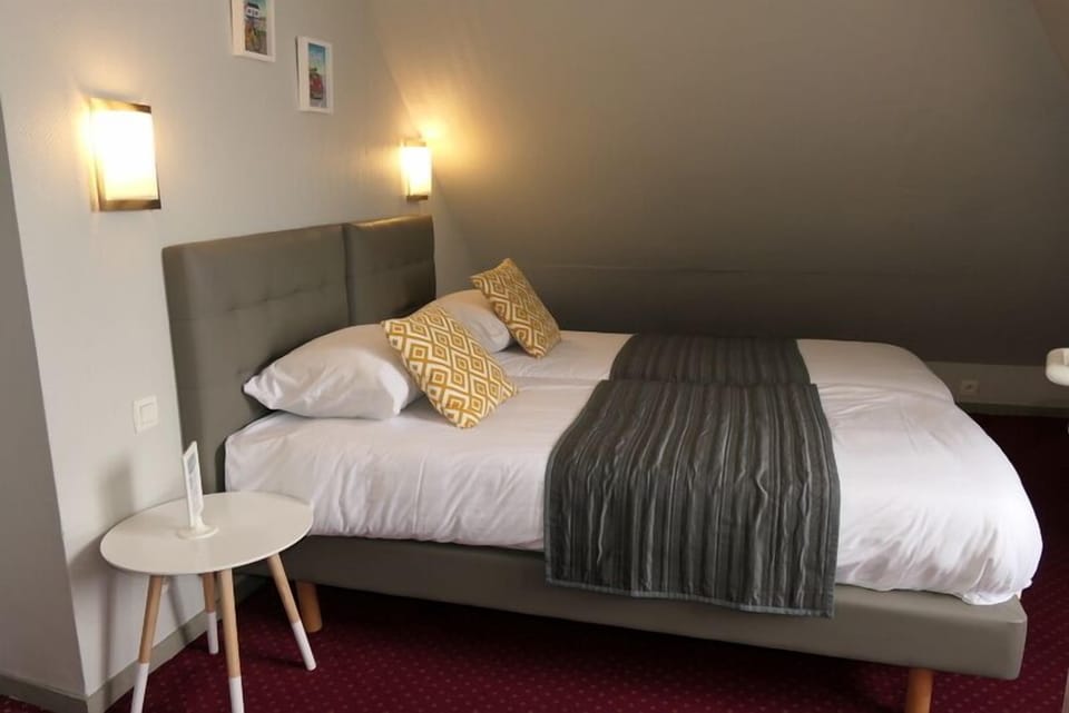 Twin Room, 2 Twin Beds | Desk, blackout drapes, iron/ironing board, free WiFi