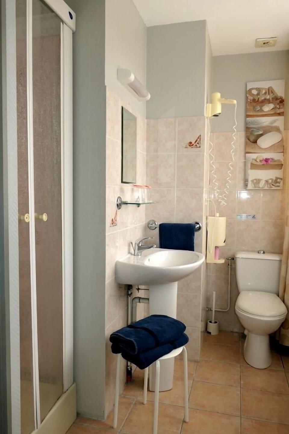 Comfort Room | Bathroom | Free toiletries, hair dryer, towels