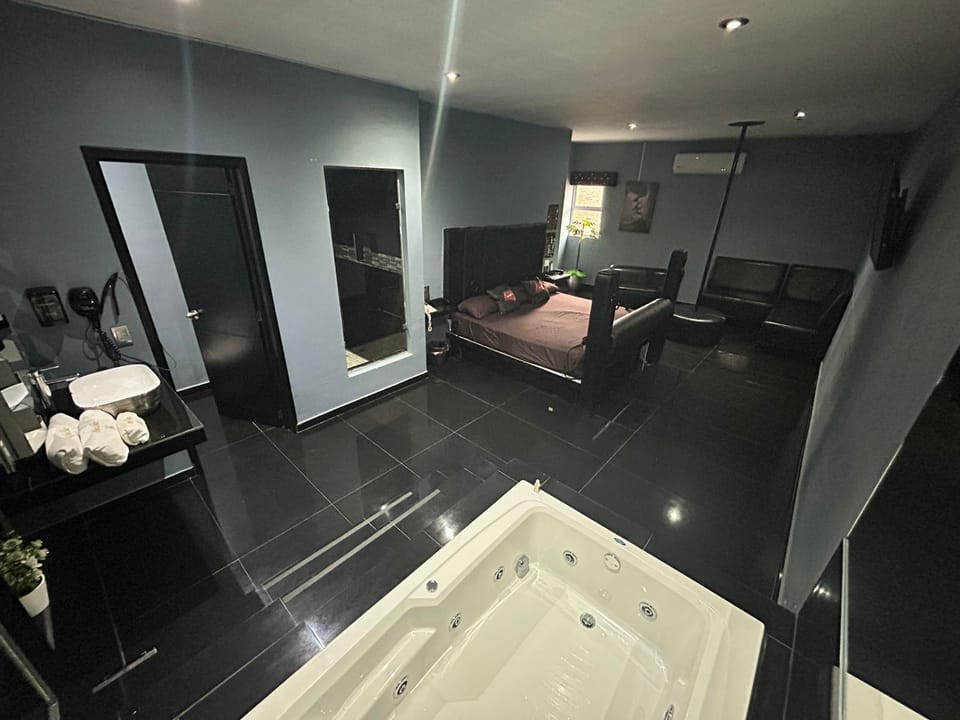 Deluxe Room | Desk, free WiFi
