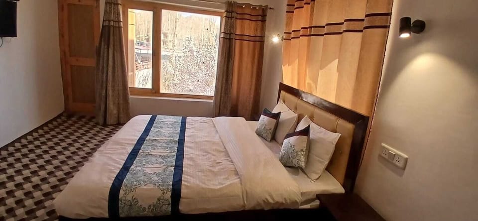 Luxury Double Room, Balcony, Garden View | Soundproofing, WiFi (free)