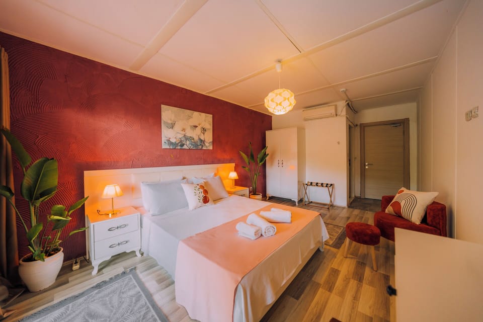 Travel crib, WiFi (free), bed sheets