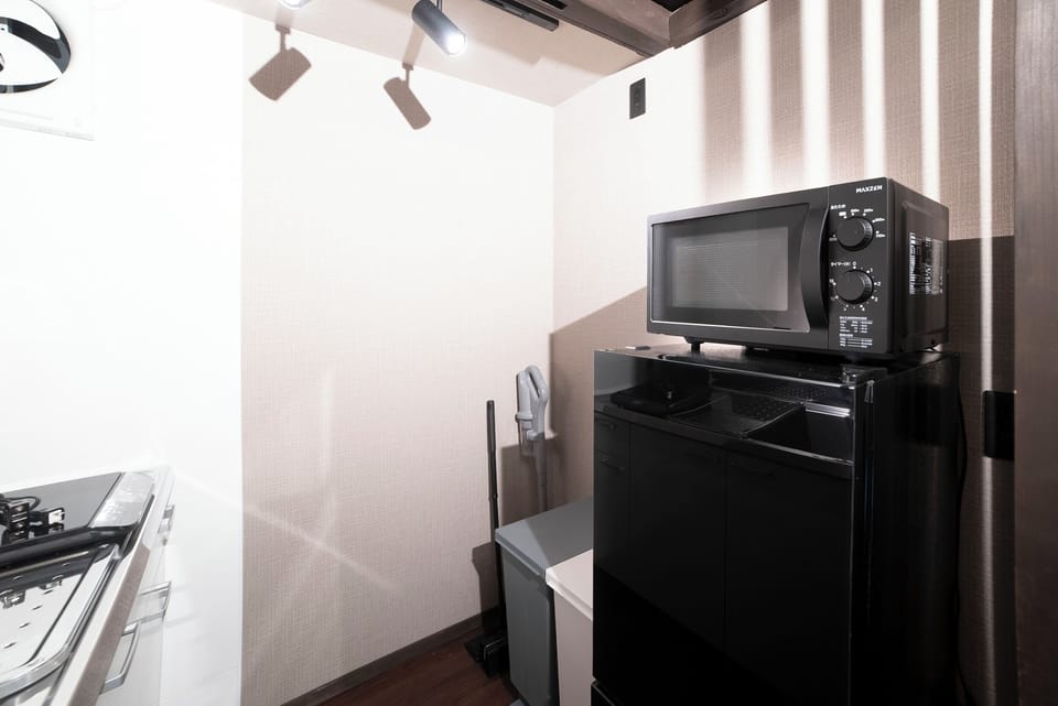 Full-size fridge, cookware/dishes/utensils