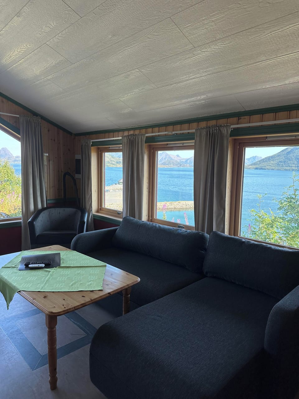 Cabin, 2 Bedrooms, Pets Allowed, Partial Sea View | Living area