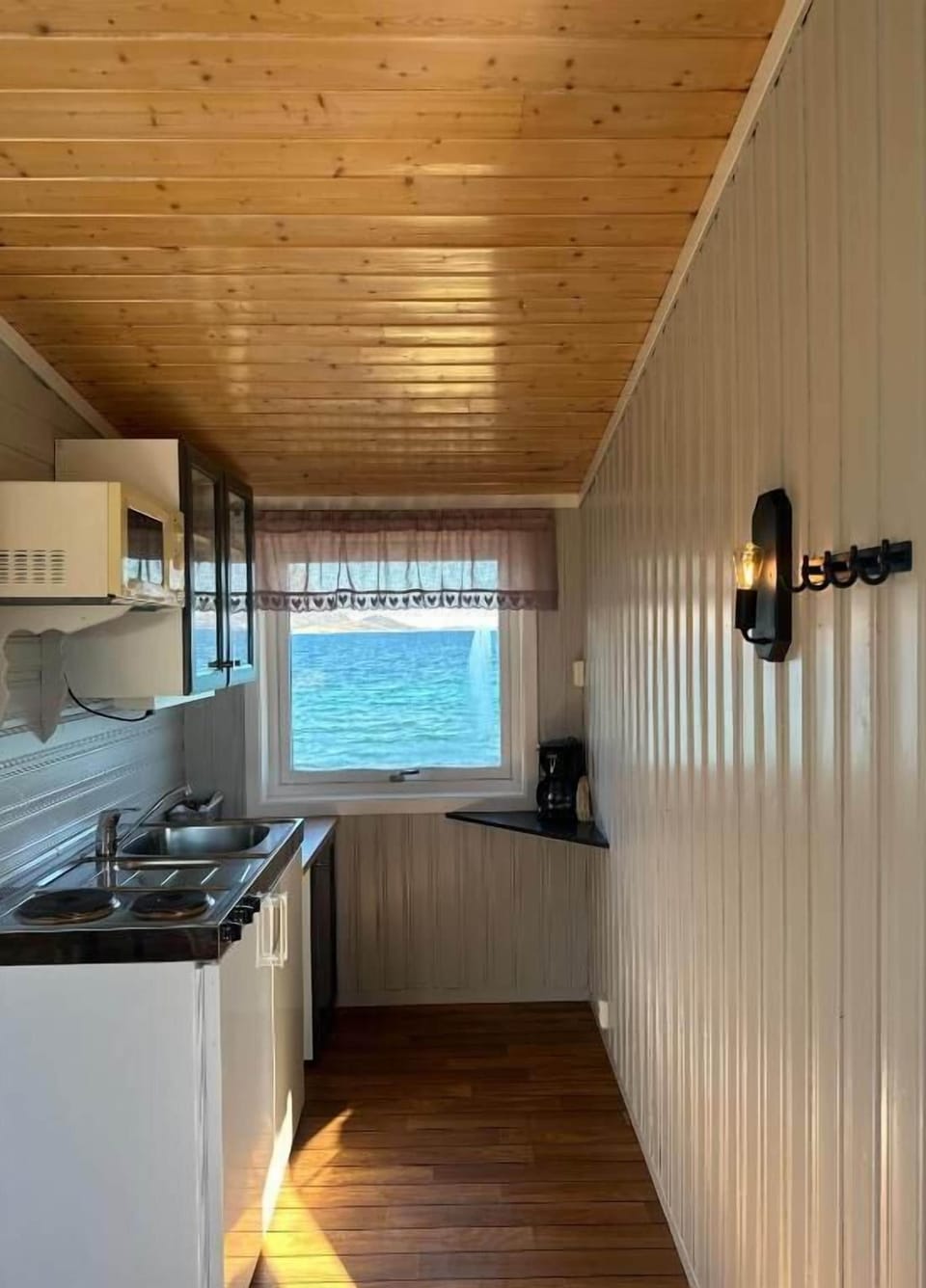 Coffee/tea maker, cleaning supplies