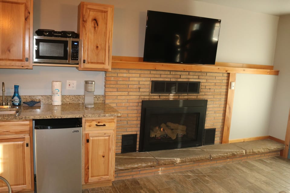 Comfort Studio, 1 King Bed, Fireplace | 1 bedroom, desk, iron/ironing board, free WiFi