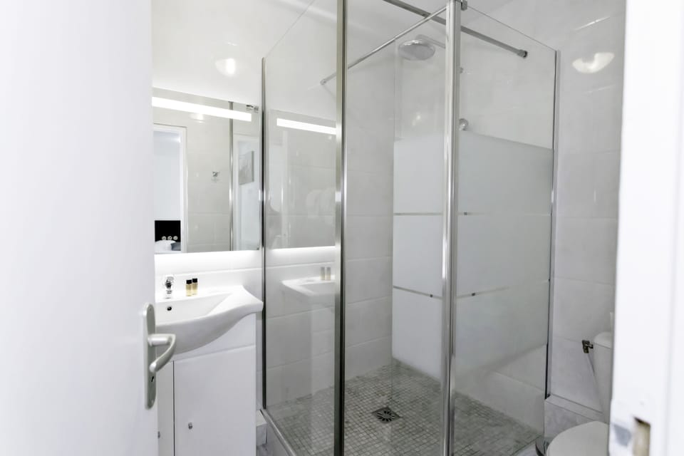 Single Room | Bathroom | Free toiletries, towels