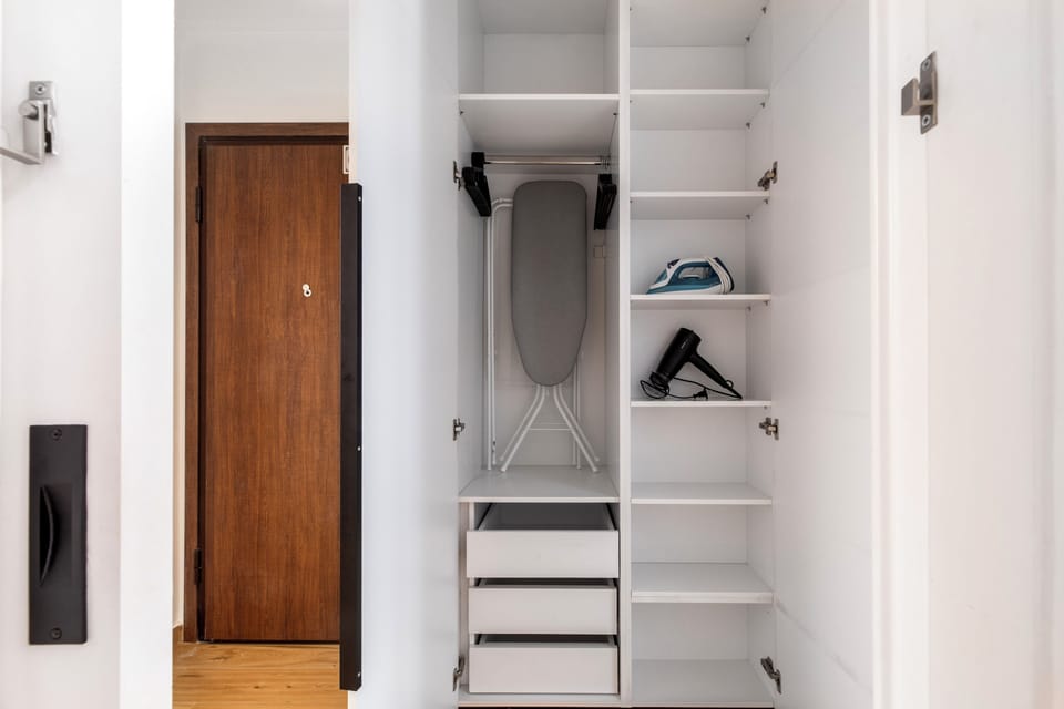 Studio, 1 Double Bed, Kitchen, City View | Wardrobe