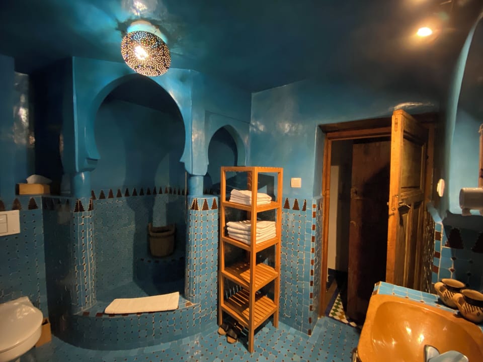 Senior Suite, 1 Bedroom (Tara) | Bathroom | Shower, free toiletries, towels