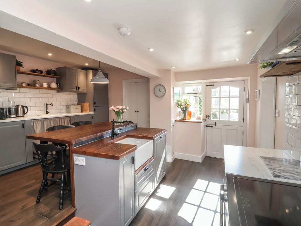 Fridge, microwave, dishwasher, cookware/dishes/utensils