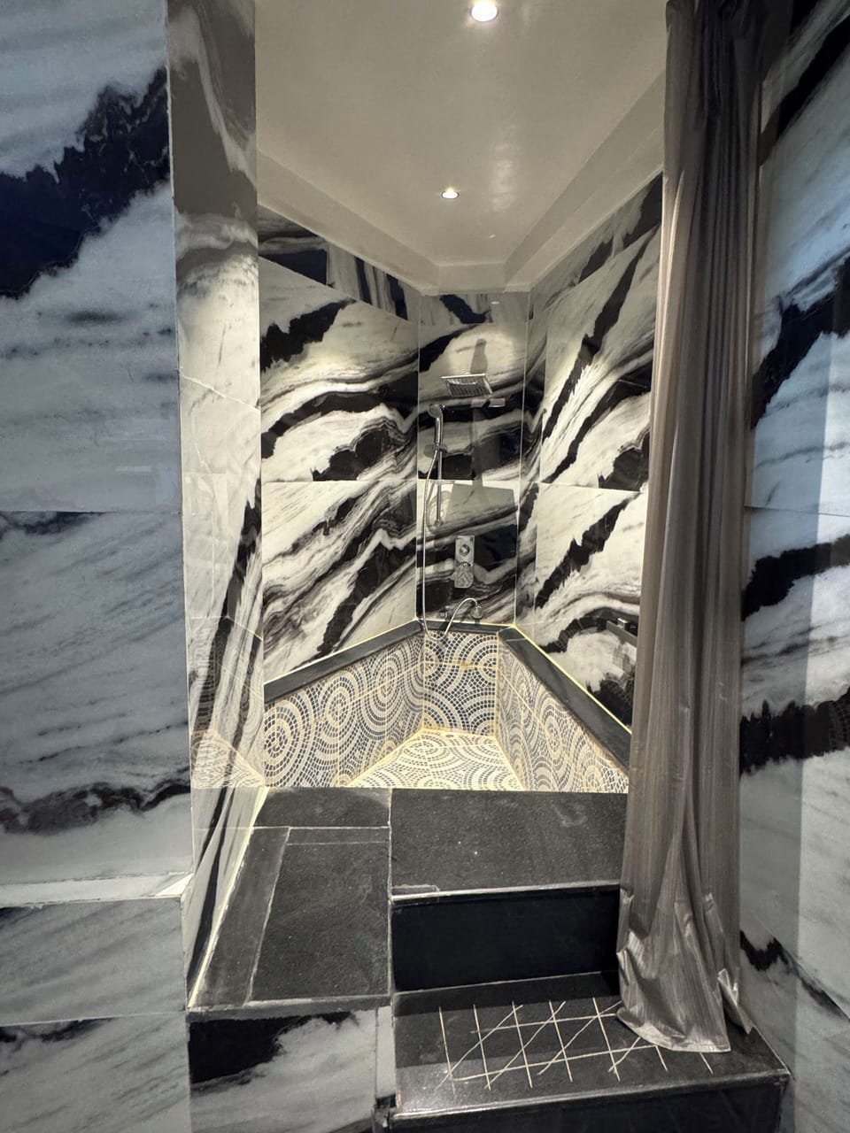 Superior Double Room, City View | Bathroom | Free toiletries, towels, soap, shampoo