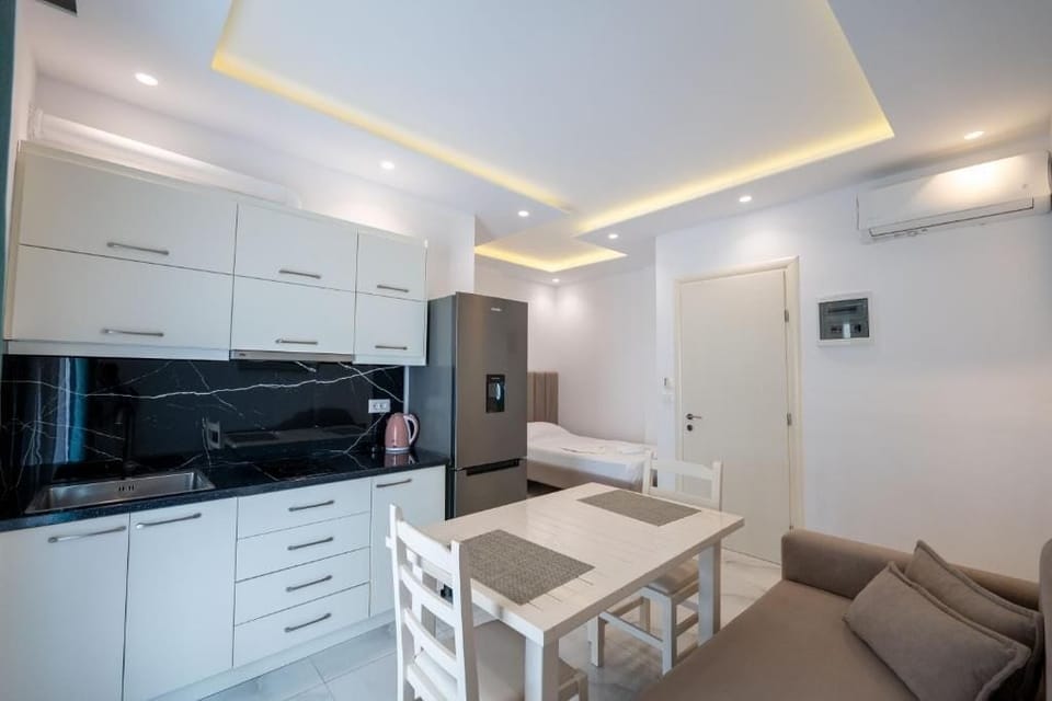 King Suite With Sea View | Desk, soundproofing, free WiFi, bed sheets