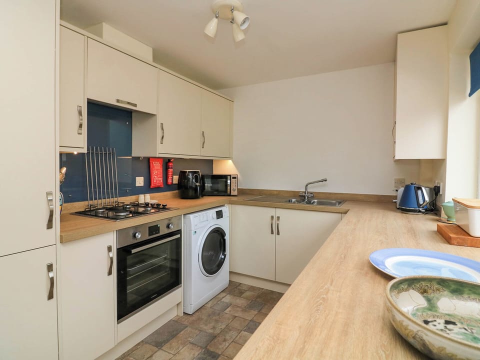 Fridge, microwave, dishwasher, cookware/dishes/utensils