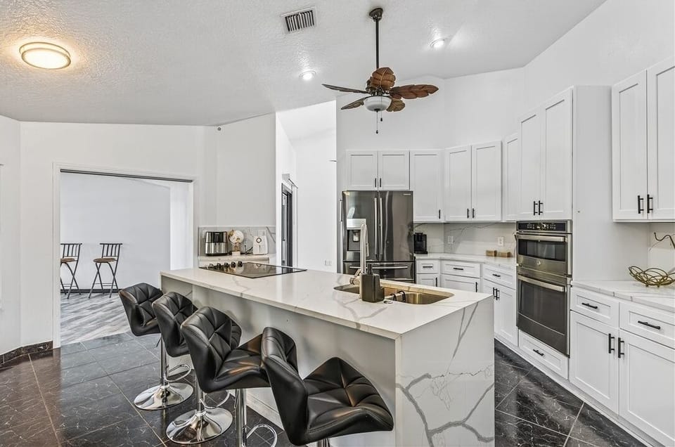 House, 4 Bedrooms | Private kitchen | Fridge, oven, coffee/tea maker