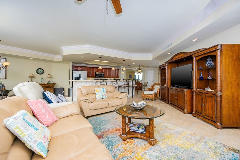 Condo, 3 Bedrooms | Living area