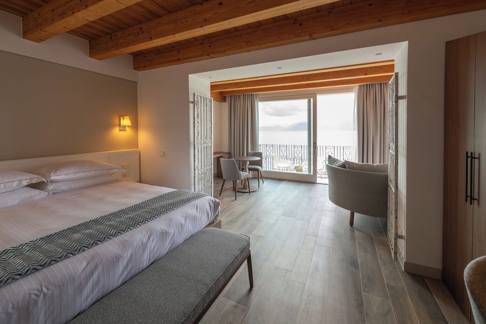 Junior Suite, Terrace, Lake View (Deluxe) | In-room safe, desk, laptop workspace, blackout drapes