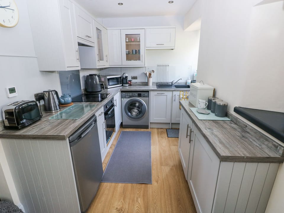 Dishwasher, cookware/dishes/utensils
