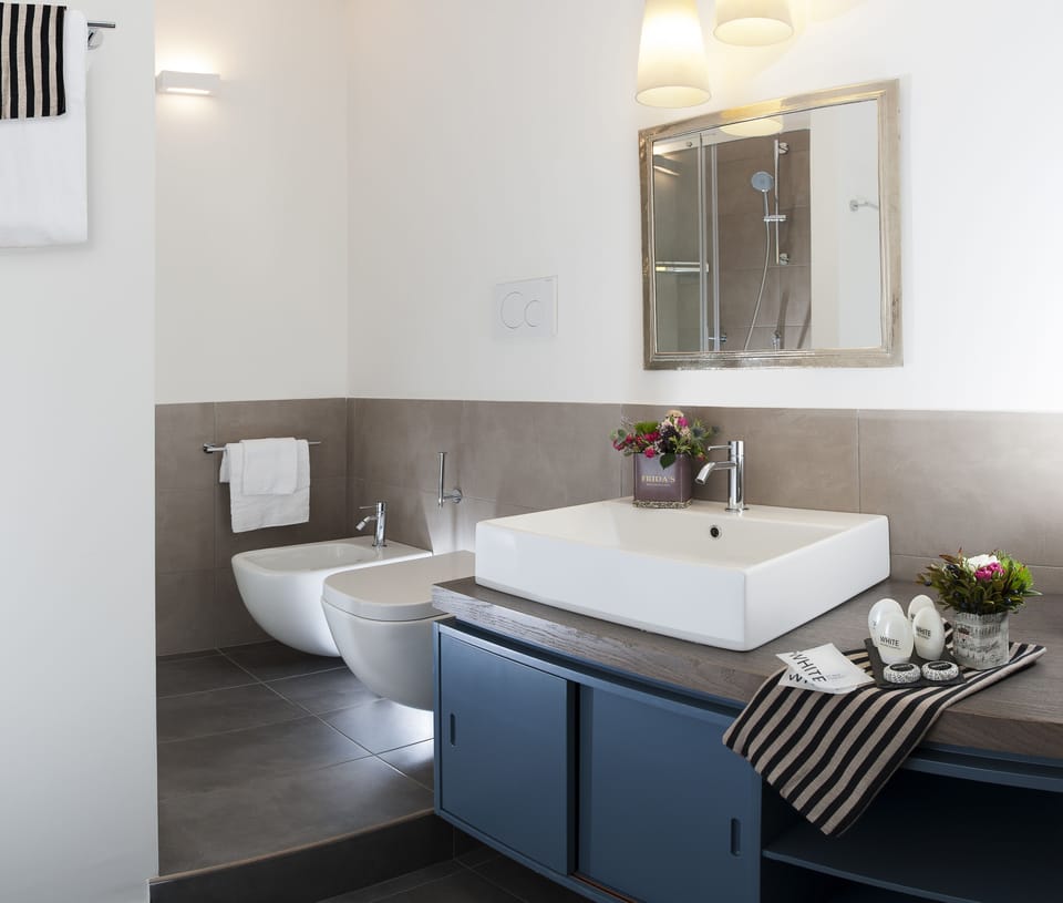 Standard Quadruple Room | Bathroom | Shower, hair dryer, bidet, towels