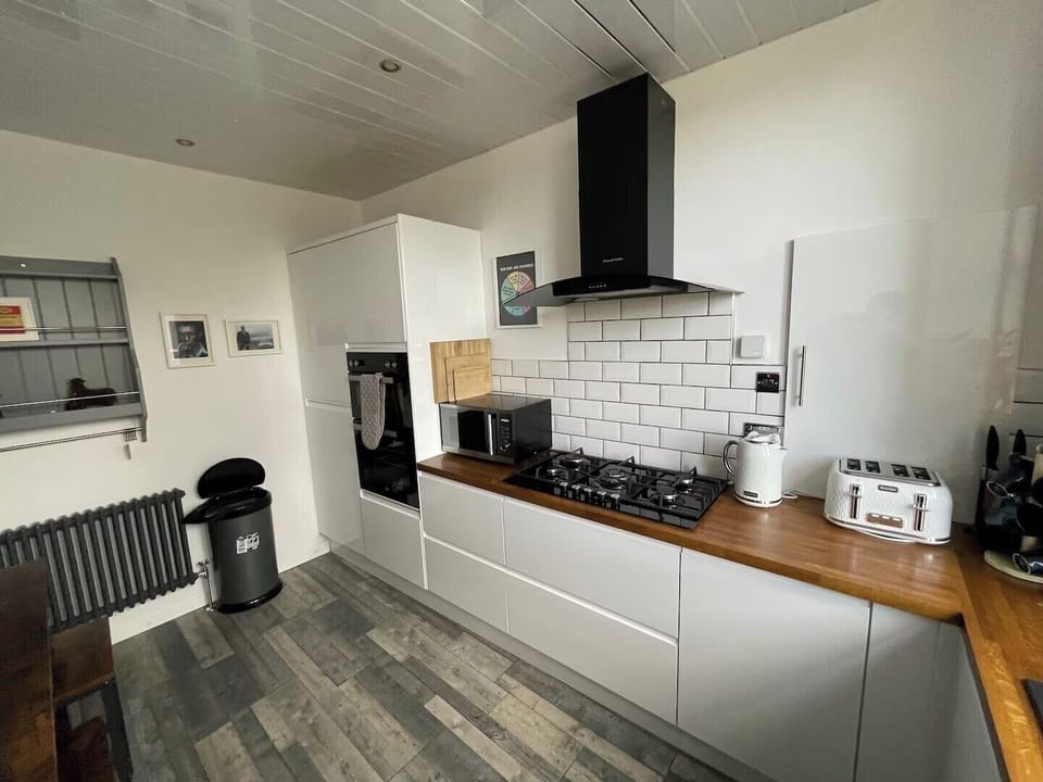 Apartment | Private kitchen | Fridge, microwave, oven, stovetop