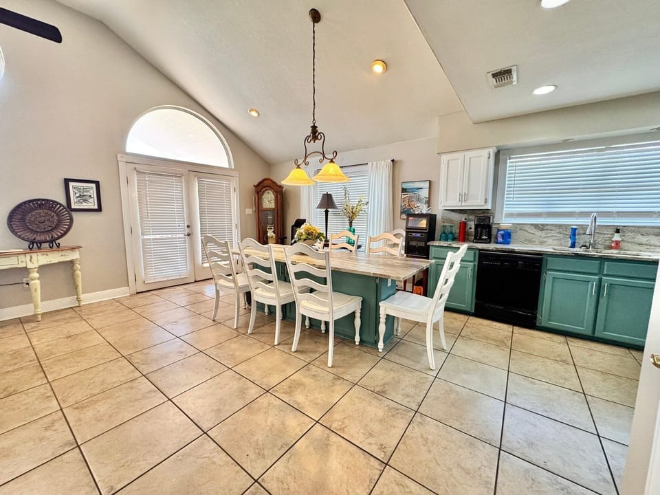 House, Multiple Beds, Pool Access, Pool View (Cindy's Nest) | Private kitchen | Dining table