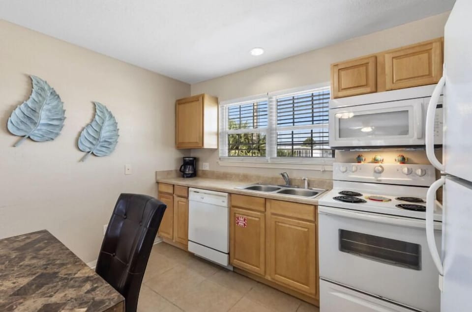 House, Multiple Beds, Patio, Garden View (Byron's Beach House) | Private kitchen